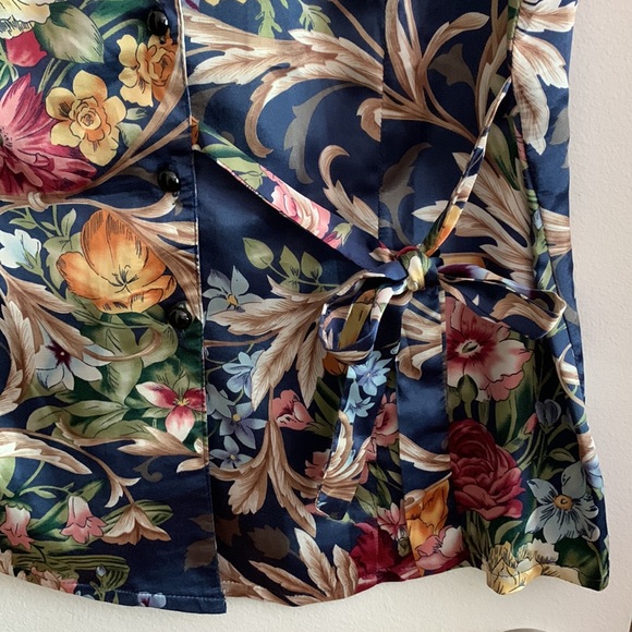 Supper unique 65% silk short sleeve floral top. - Picture 4 of 11